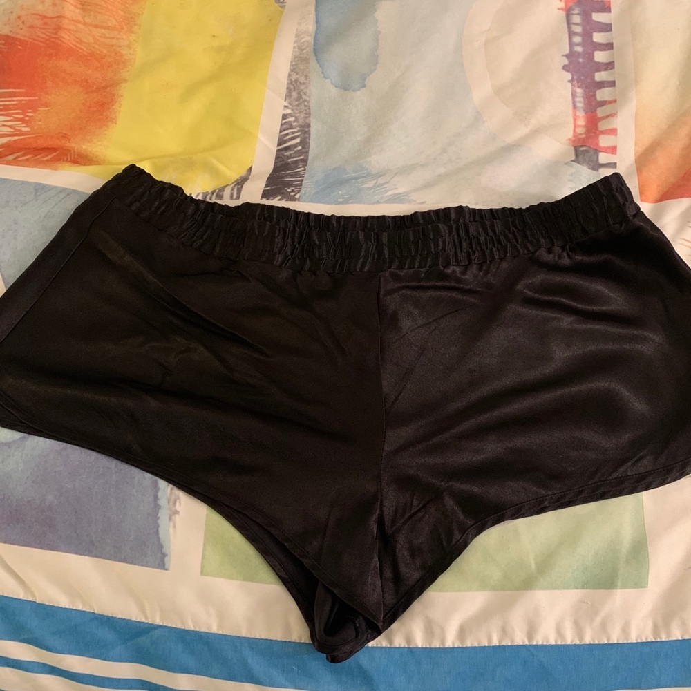 VICTORIAS SECRET SATIN SLEEPWEAR SHORTS BLK SZ L
